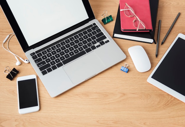 Lieu de travail de bureau avec ordinateur portable sur table en bois