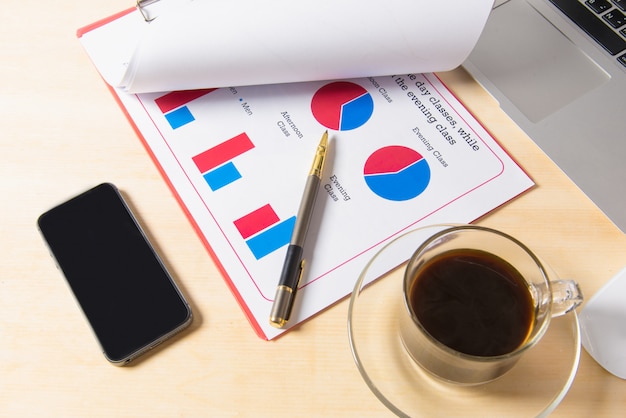 Lieu de travail de bureau avec ordinateur portable et téléphone intelligent sur une table en bois