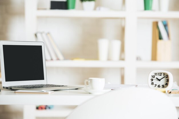 Lieu de travail de bureau avec ordinateur portable