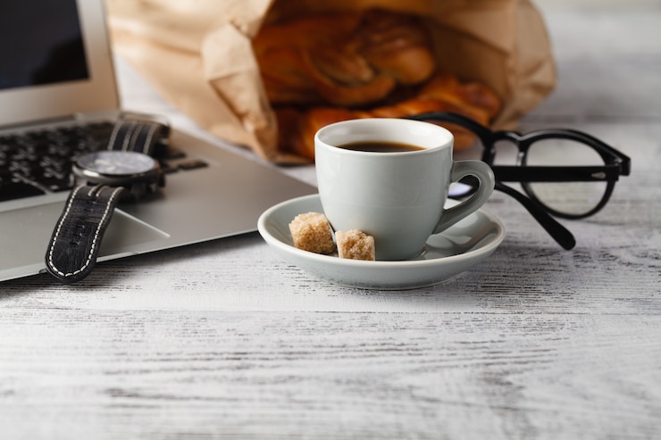 Photo lieu de travail de bureau avec pause-café