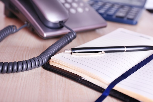 Photo lieu de travail de bureau avec téléphone en gros plan