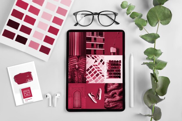 Lieu de travail avec café ipad pro. Nouvelle tendance 2023 PANTONE 18-1750 Viva Magenta couleur