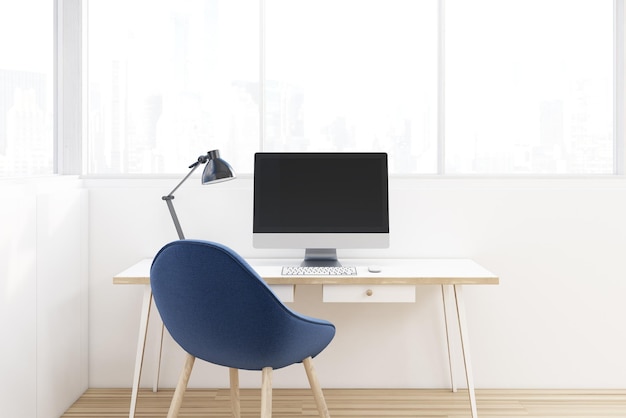 Lieu de travail avec une chaise bleue, un bureau en bois et un ordinateur sous une grande fenêtre. Fermer. rendu 3d, maquette