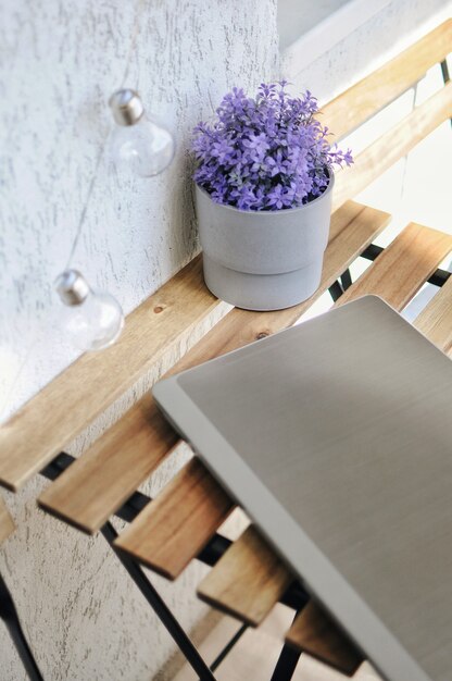 Lieu de travail confortable au balcon avec une belle décoration. Lieu de travail à distance à la maison sur l'air frais