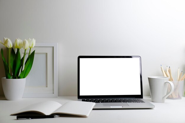 Lieu De Travail Confortable Avec Ordinateur Portable, Tasse à Café, Cadre Photo Et Pot De Fleurs