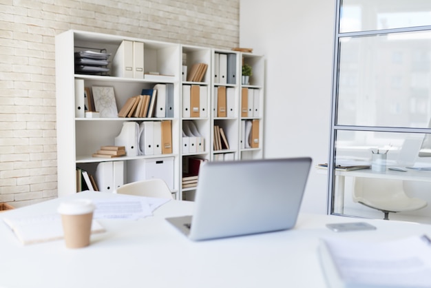 Lieu de travail dans un bureau moderne