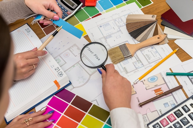 Lieu de travail de designers créatifs avec palette de couleurs et projet de maison