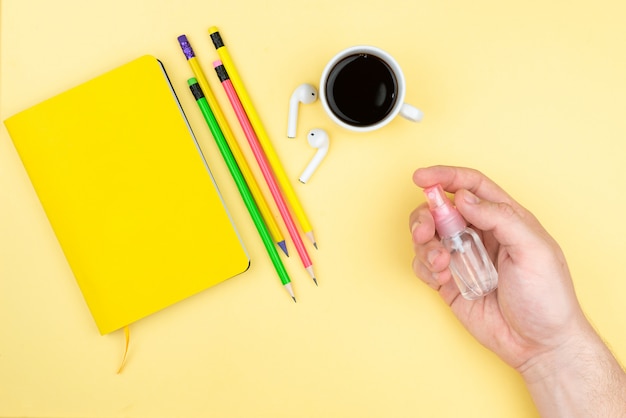 Lieu de travail à domicile avec tasse de café, succulentes, bloc-notes et stylo.