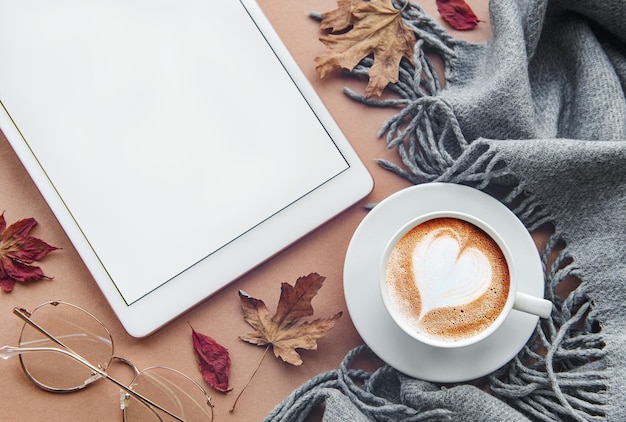 Lieu de travail à domicile avec une tasse de café