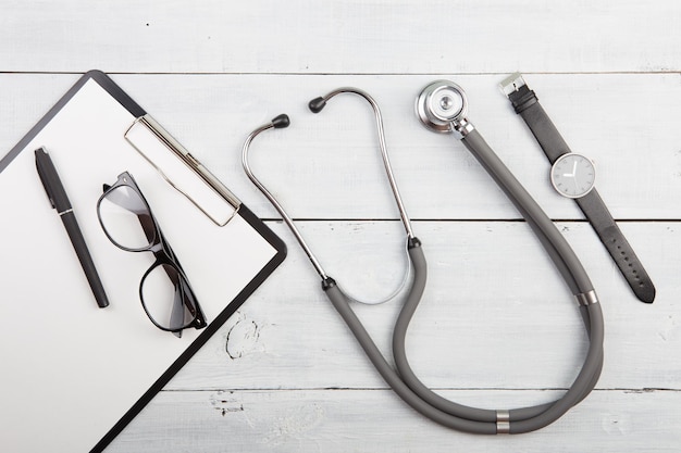 Lieu de travail du médecin stéthoscope médecine presse-papiers lunettes et montres