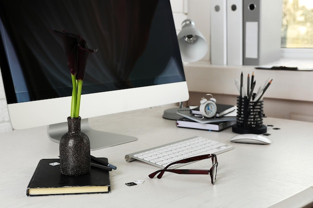 Un lieu de travail élégant avec ordinateur à la maison ou au bureau