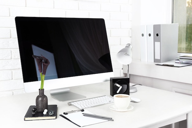 Un lieu de travail élégant avec ordinateur à la maison ou au bureau