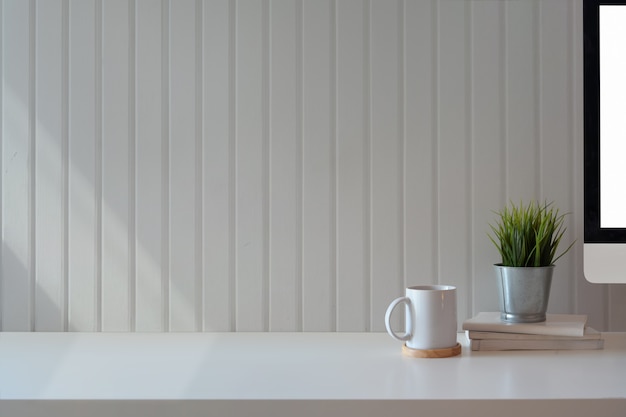 Lieu de travail et espace de copie avec des fournitures de bureau à domicile sur une table en bois