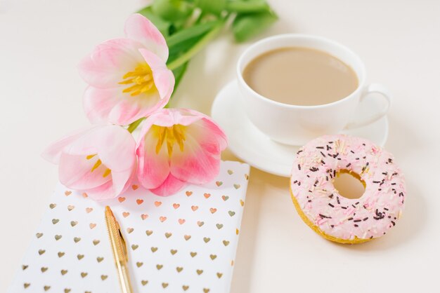 Lieu de travail de la femme au lit. Vue de dessus. Petit déjeuner