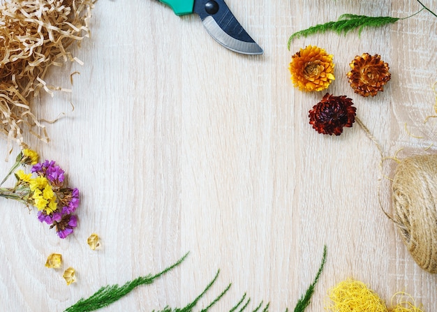 Lieu de travail de fleuriste avec fleurs, outils et feuilles