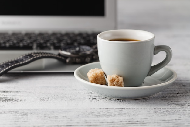 Lieu de travail avec un flic de café