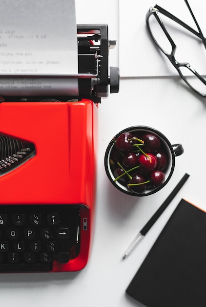 Lieu de travail avec machine à écrire vintage rouge vif