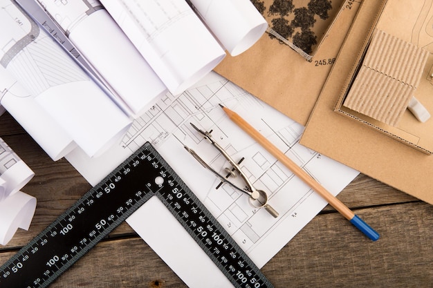 Lieu de travail de la maquette et des outils de dessins de construction d'architecte