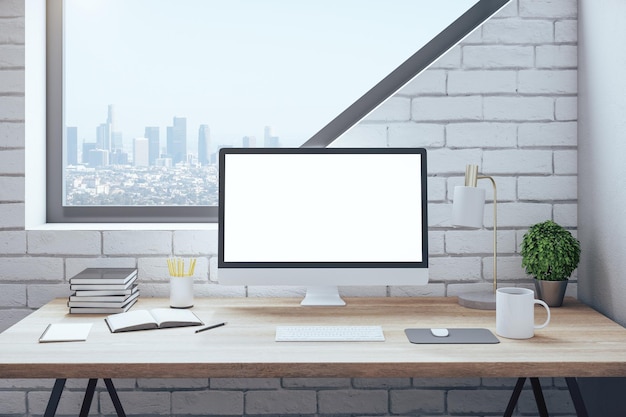 Un lieu de travail minimaliste dans un bureau à domicile avec des accessoires