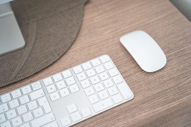 Lieu de travail moderne avec clavier de table de travail d'ordinateur de bureau et vue de dessus de souris