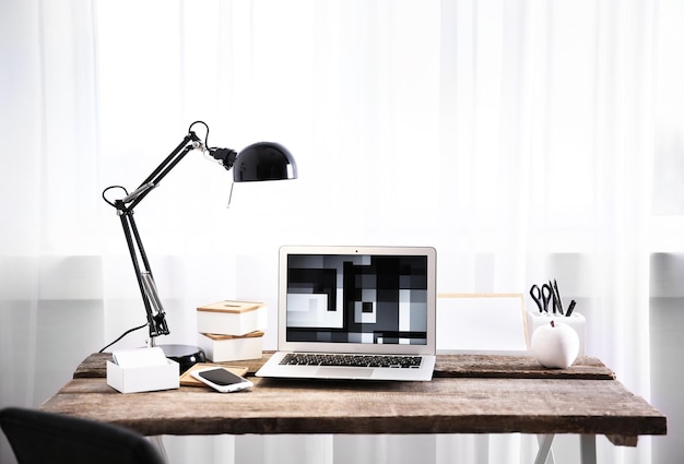 Un lieu de travail moderne sur un fond clair