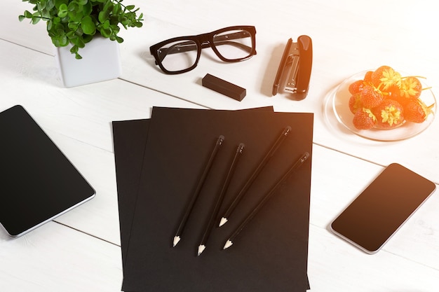 Photo lieu de travail moderne avec tablette numérique et téléphone portable tasse de stylo à café et feuille vide de ...