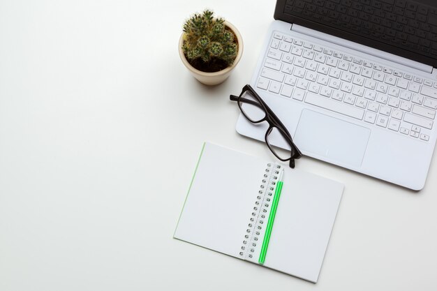 Lieu de travail avec ordinateur portable. Table de travail confortable au bureau