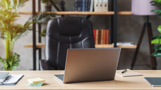 Lieu de travail avec ordinateur portable Table de travail confortable au bureau