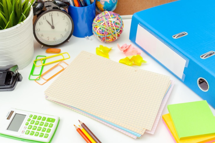 Photo lieu de travail d&#39;une personne créative avec une variété d&#39;objets de papeterie colorés