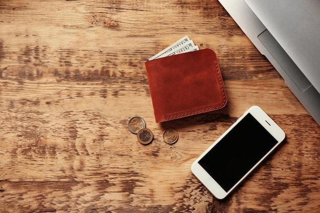 Photo lieu de travail avec portefeuille en cuir élégant et smartphone