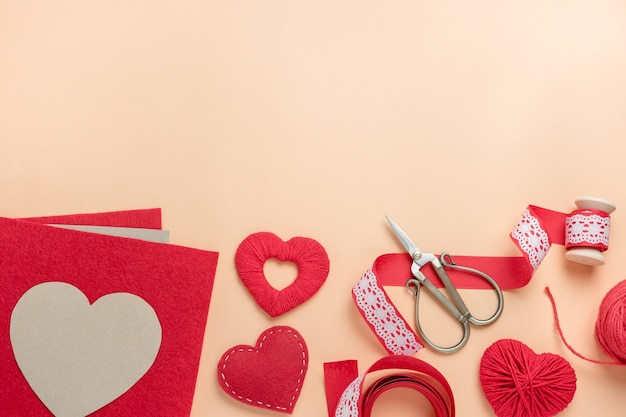 Photo lieu de travail pour faire des décorations faites à la main pour la saint-valentin. vue de dessus