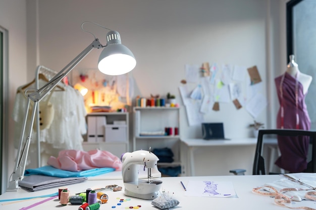 Lieu de travail de studio de design de mode avec des mannequins de couture