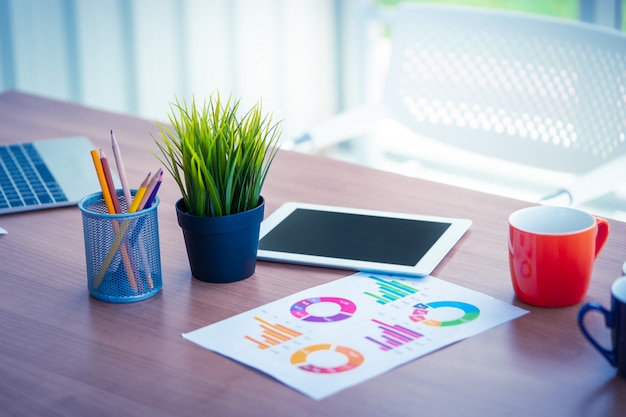 Lieu de travail avec tablette sur table au bureau avec des objets