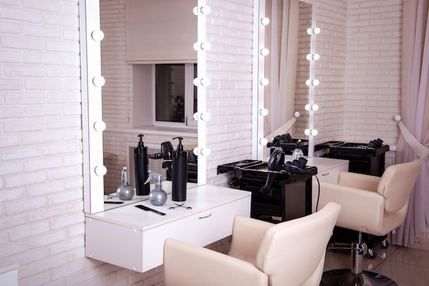 Lieux de travail pour les maîtres en salon de coiffure et de beauté