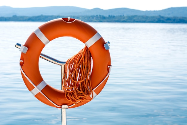 Life Preserver en pole sur la plage à la mer.