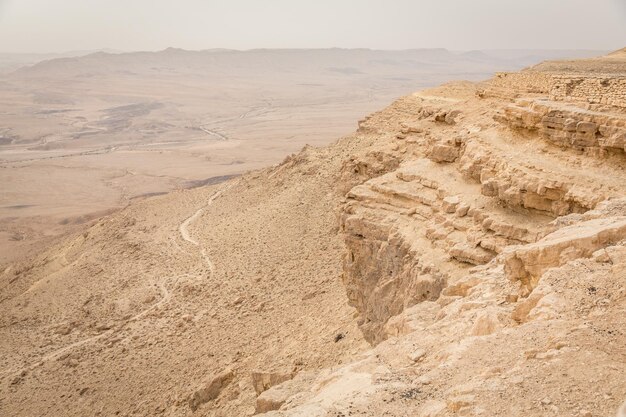 Ð¡liffs au cratère de Ramon dans le désert du Néguev à Mitzpe Ramon, Israël