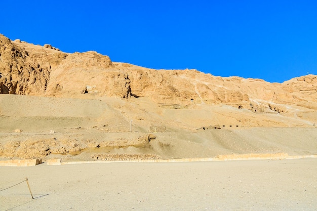 Сliffs près du temple d'Hatchepsout à Louxor en Egypte