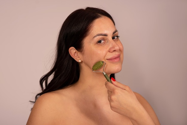Lifting du visage technique de massage avec rouleau Caucasian woman skin care
