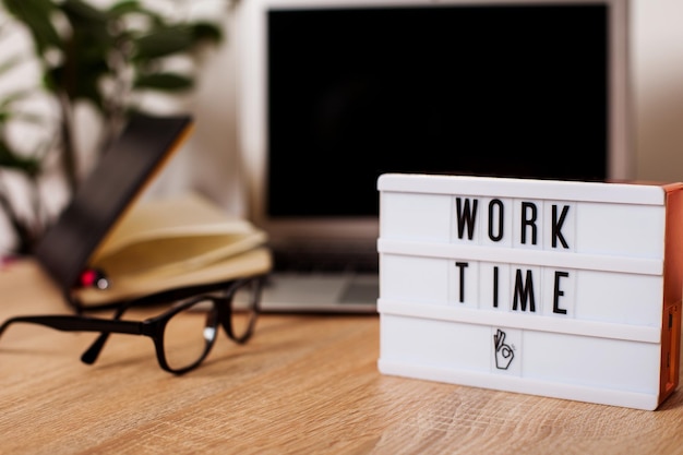 Photo lightbox avec le message time to work tasse à café lunettes carnet flatley instantané