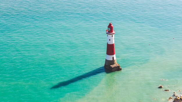 Lightouse et mer dans le sud de l&#39;Angleterre