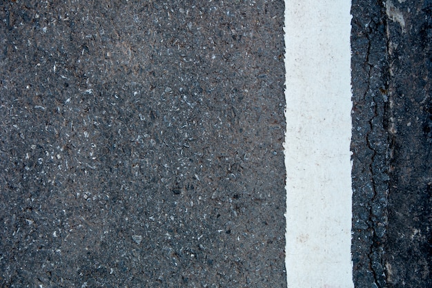 Ligne blanche sur fond de route d&#39;asphalte noir avec espace de copie