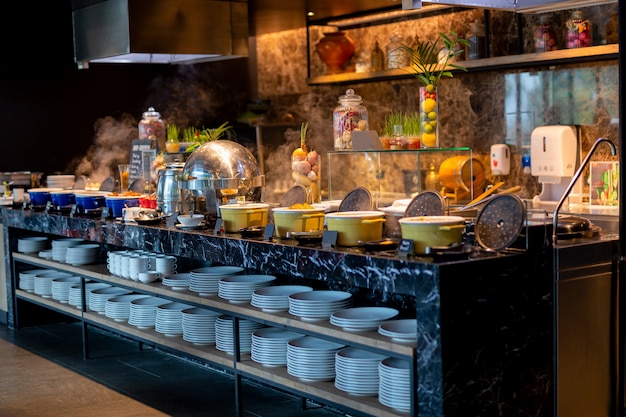 Ligne de buffet pour le petit-déjeuner dans un hôtel de luxe.