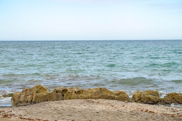 La ligne de cils des vagues de la mer a un impact sur la roche