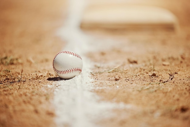 Ligne de craie de baseball et balle sur le terrain avant l'entraînement et la pratique des jeux sportifs Motivation de la compétition et équipement sportif sur le terrain de baseball Isolé gros plan et espace de copie pour le softball