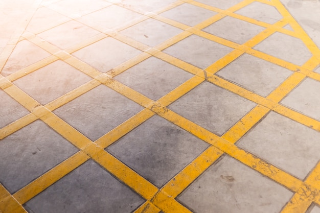 ligne de croix jaune sur le symbole de la signalisation routière