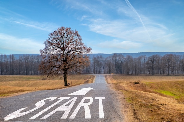 Photo ligne de départ sur l'autoroute, disparaissant dans le concept de distance pour la planification d'entreprise