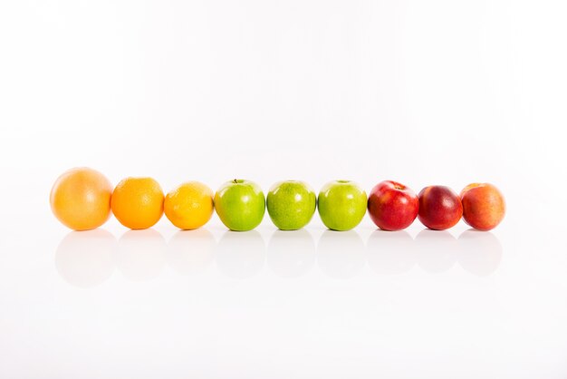 Ligne de différents fruits isolé sur blanc