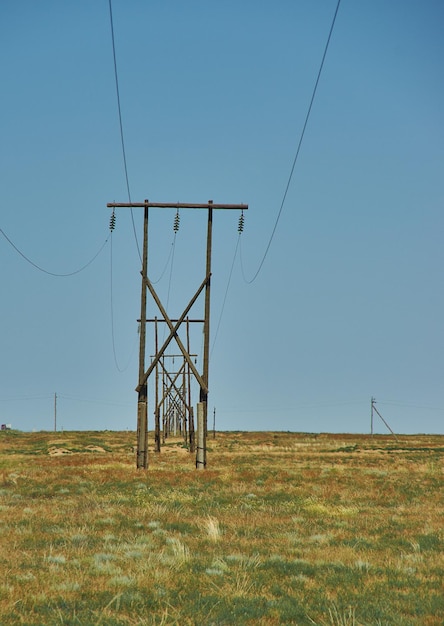 Ligne électrique aérienne dans le désert