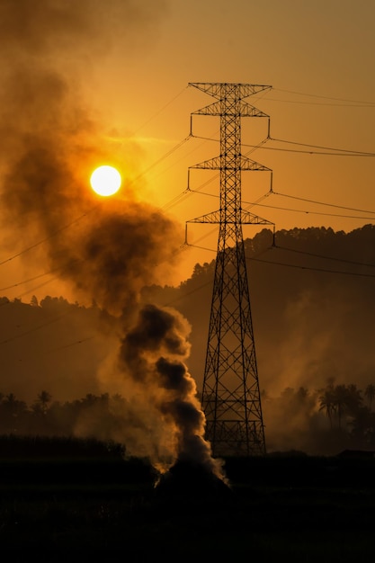 Ligne électrique sur ciel coucher de soleil