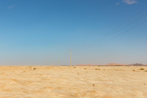 Ligne électrique dans le désert du sahara maroc